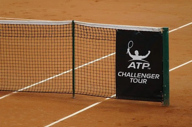 tennis net with stick for singles match